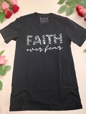 *1683 faith over fear graphic top tee Women small
